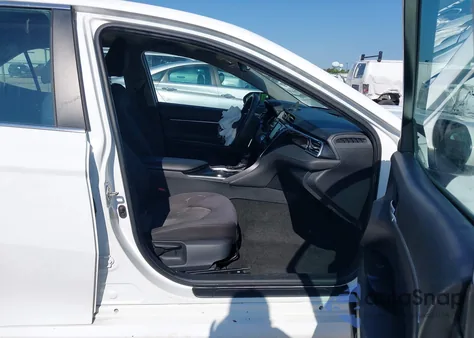 2018 Toyota Camry Le z USA, uszkodzony, nr VIN 4T1B11HK2JU085804